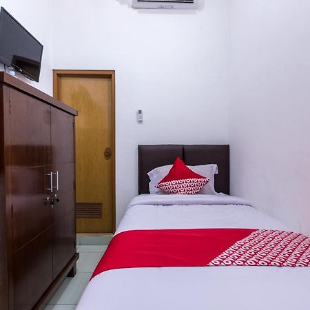 Oyo 1082 Kost Arie 1 Hotel Jakarta Exterior photo