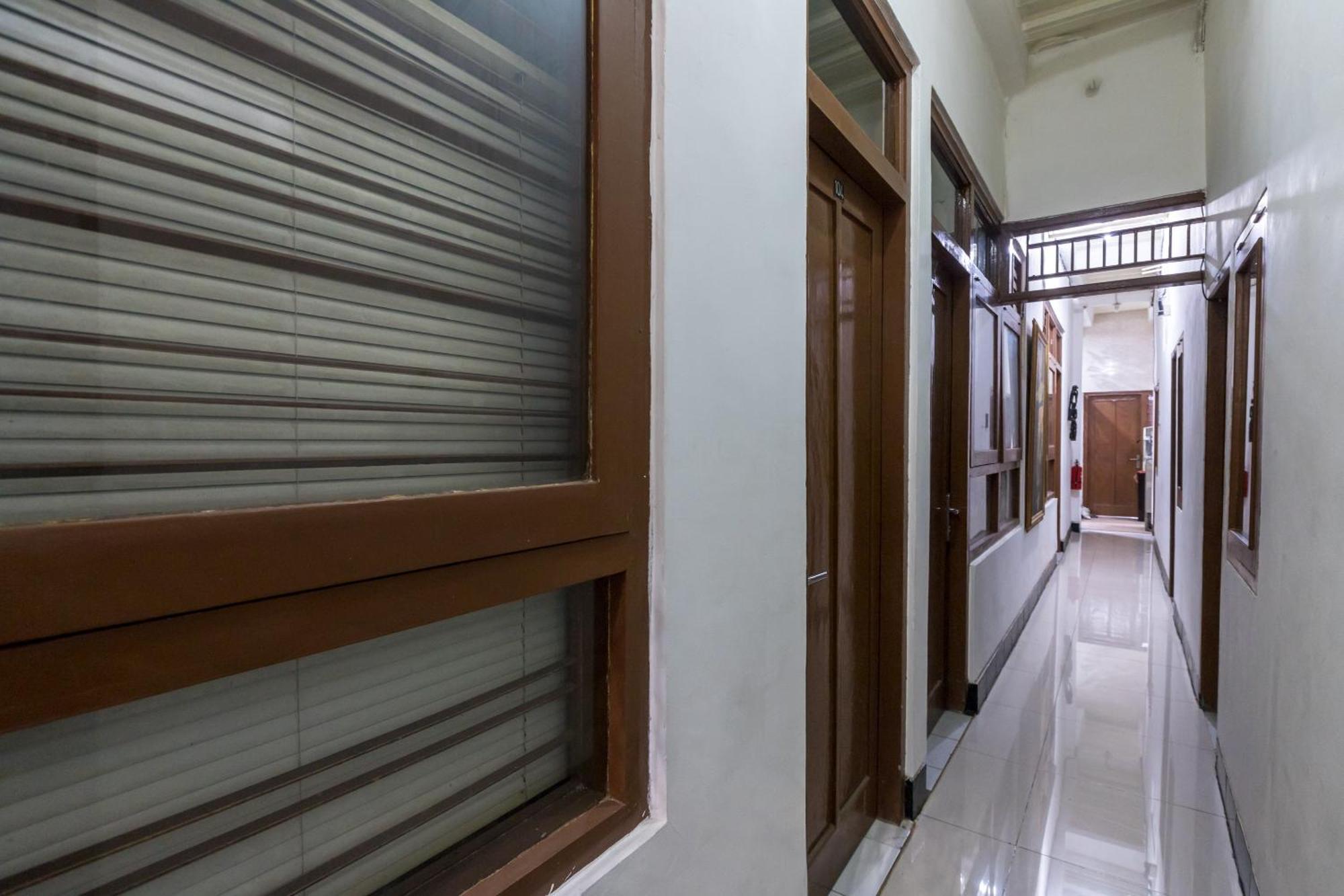 Oyo 1082 Kost Arie 1 Hotel Jakarta Exterior photo