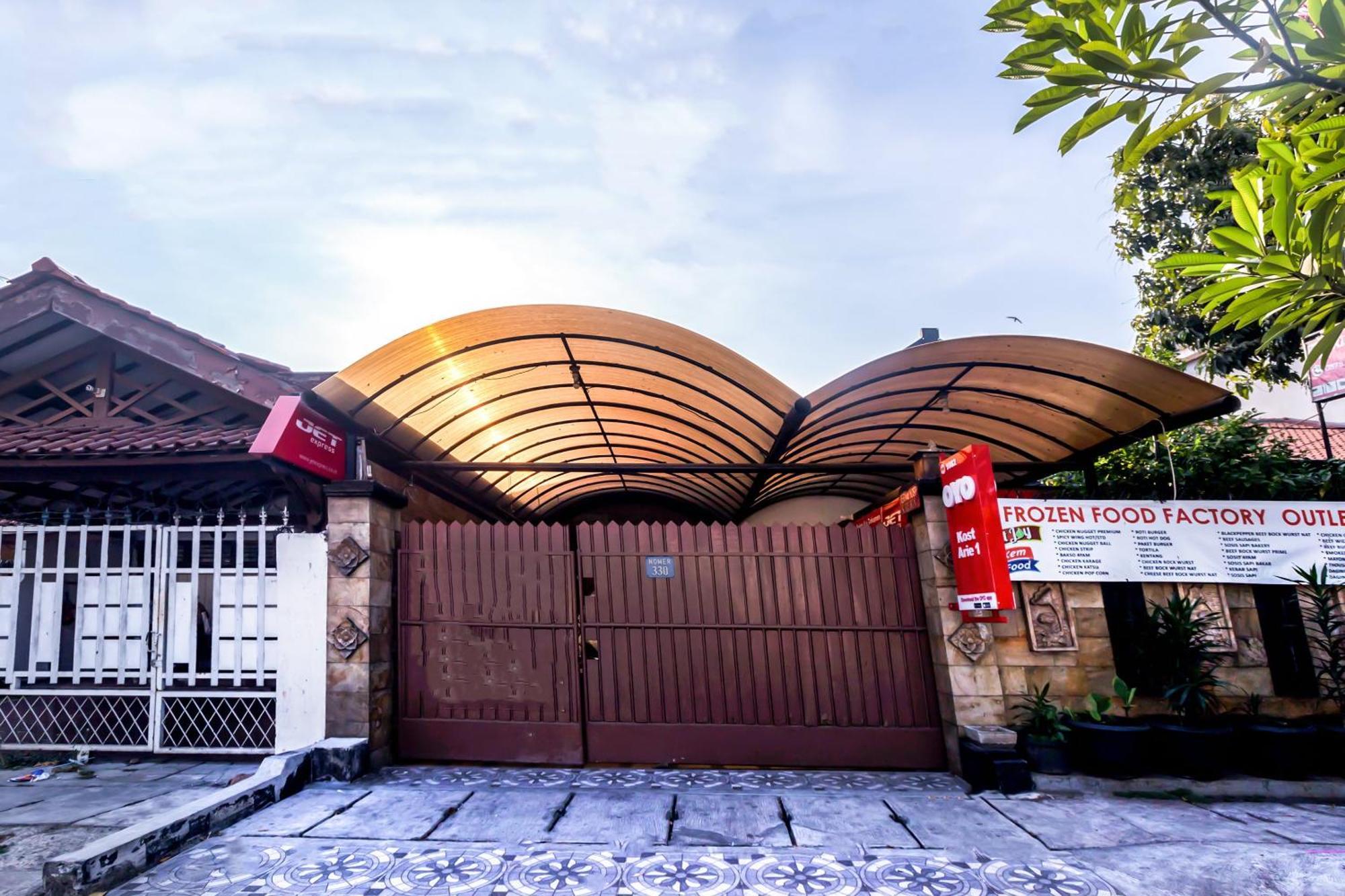 Oyo 1082 Kost Arie 1 Hotel Jakarta Exterior photo