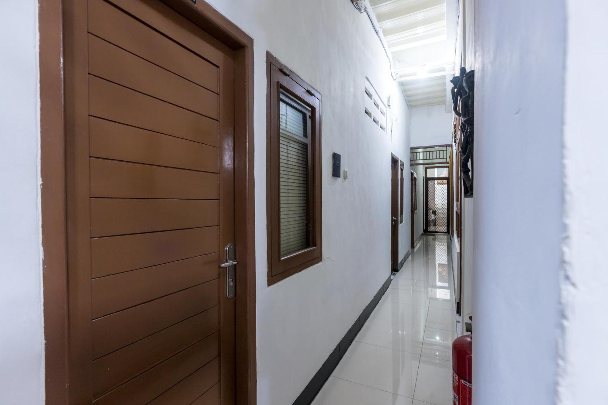 Oyo 1082 Kost Arie 1 Hotel Jakarta Exterior photo
